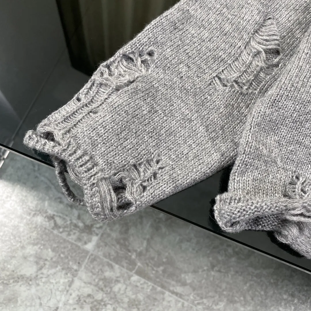 P230 High-quality Chrome Hearts CH Chrome Hearts patchwork cross hole knitted sweater pullover. The popular style is the same for men and women. It is matched with black and white. It looks good in real life. The upper body is good-looking. It looks good in daily wear. It is even more photogenic. It’s hard not to buy it. Buy it for me!!! Believe me, no one can refuse such a long Chrome Hearts jacket. The version has been expanded based on the old version. The upper body is loose and stylish, and the hem is expanded to a casual design. Fat people look extremely slim, thin people have limited height and high-end. Ten thousand yuan ZP printing, 1:1 perfect restoration, looks good when worn alone or stacked, can be easily controlled by both men and women. If you care more about quality, you must also respect the price. It is completely different from the thin see-through bottoms and junk products on the market that pill when worn. If the style makes you shine at a glance, then quality is what you should pay more attention to. Compared with price, we focus on quality. Customers who have received my products all know it. ️️️ Sweaters on the market are generally made of bract core yarn. We use modal. The advantages over core-spun yarn are very intuitive: high cost, high price, high density, relatively expensive for developers, and let us make a lot less money. In addition, it is delicate, has no scum on the upper body, resists pilling, and is high-end. We are conscientious sellers and do not use core-spun yarn. Apart from being cheap, core-spun yarn is really useless. It shrinks, pills, hooks, and makes people pierced. He is proficient in everything. It is 2024. Who doesn’t want to look decent when they go out? Quality determines the upper body effect. No matter how bad the quality, the best style is still the temperament of the urban-rural fringe. We only do long-term business. Quality determines character. Take it back and wear it with confidence and wash it. The quality of the pattern will definitely make your eyes shine. We only make the right version of high quality. We make high-end hard goods. Reject junk goods and reject fast food. Conscientious quality and conscientious price. You deserve it!  Color: Black White Gray Red Size: S M L